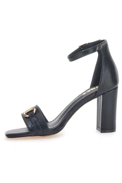 Die ersten 1802-Sandalen mit Absatz in-THE FIRST