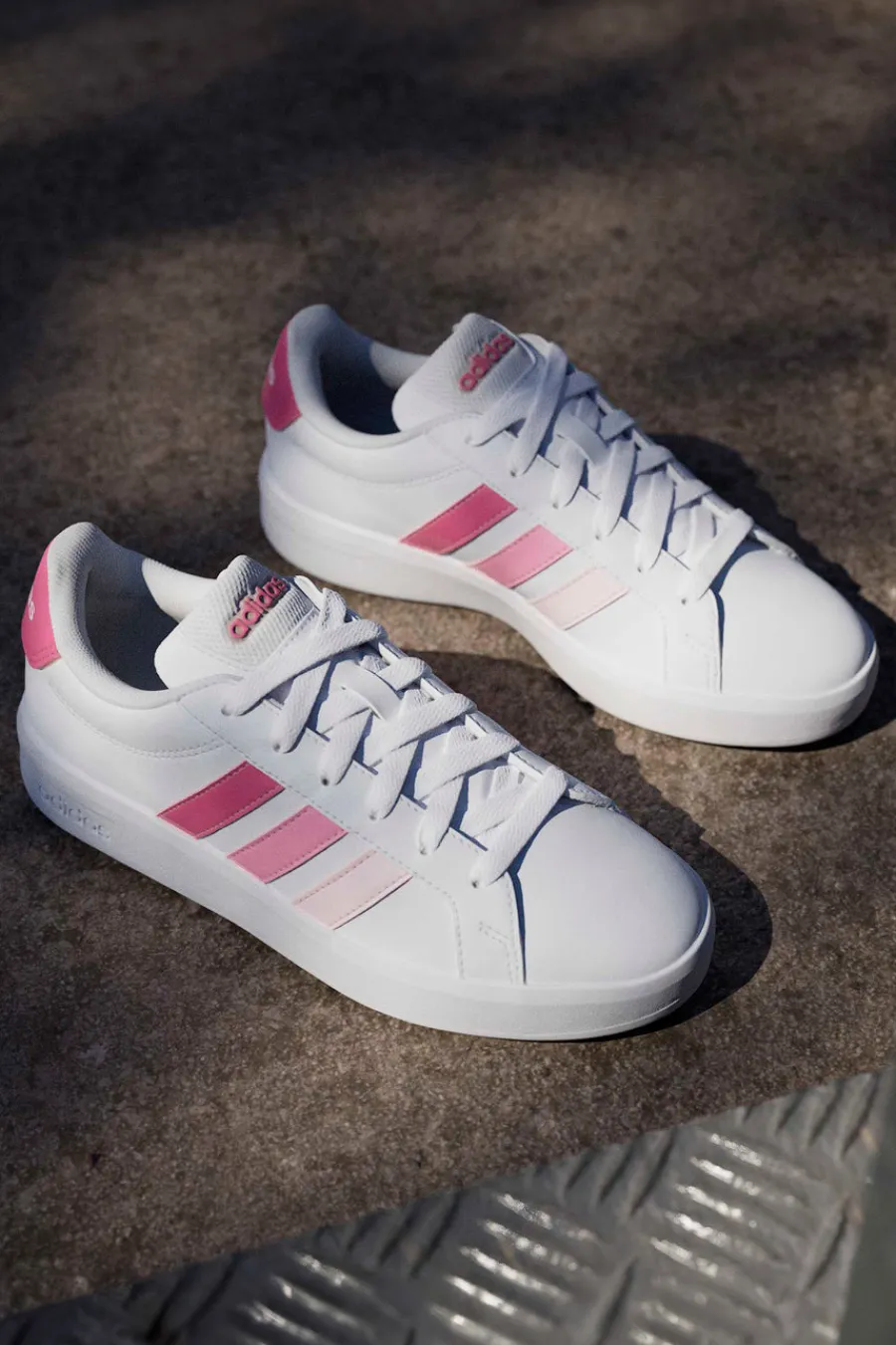 Sneakers bianche con strisce rosa sfumate in materiale sintetico Grand Court 3.0 J-ADIDAS Sale