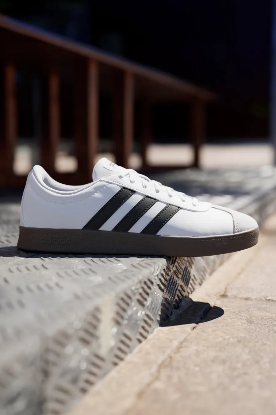 Sneakers bianche con strisce nere e punta in suede VL Court Base-ADIDAS
