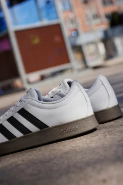Sneakers bianche con strisce nere e punta in suede VL Court Base-ADIDAS