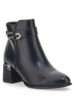 P619 e Stiefeletten mit mittelhohem Absatz und Schmuckriemen-THE FIRST Outlet
